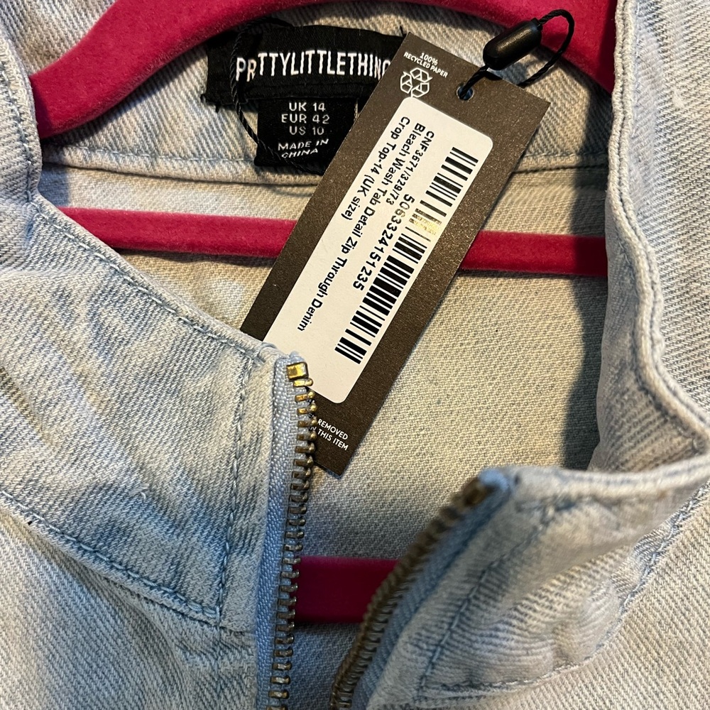 Pretty Little Thing Bleach Wash Zip Thru Denim Crop Jacket - Picture 3 of 3